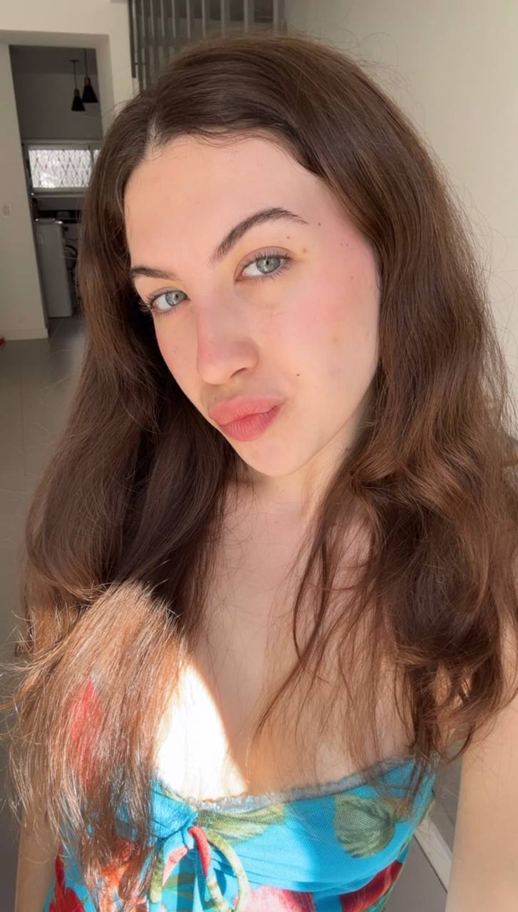 Nude girl Amber in Naples