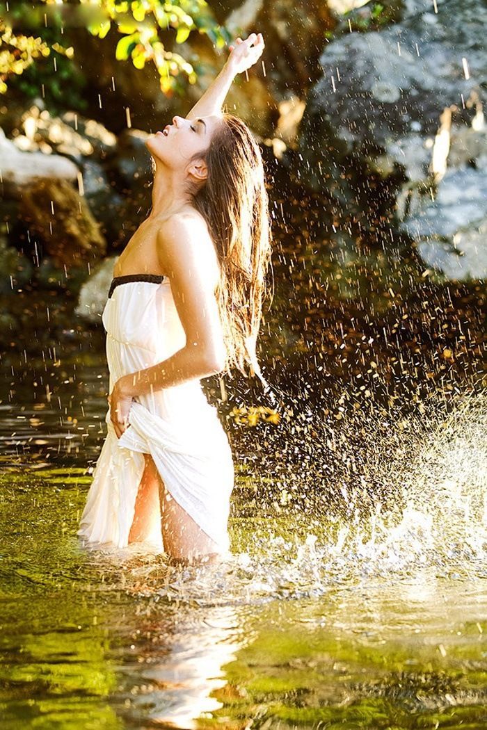 Marie Avgeropoulos in Naples