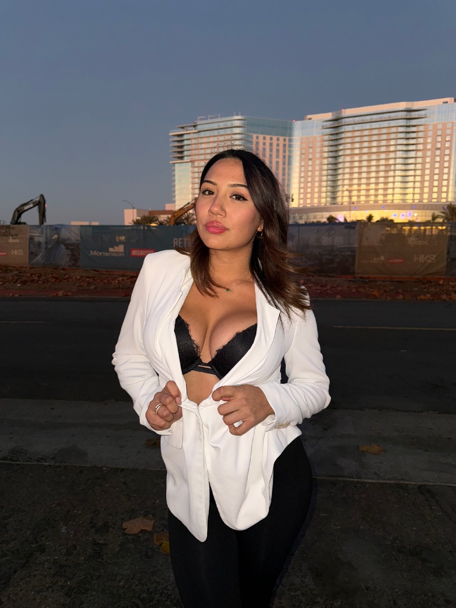 Take a pause and enjoy Ali Cruz — streaming from Naples