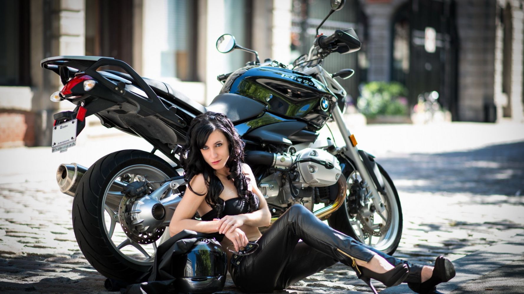 Fresh photos, fresh mood — European women on bikes online in Naples