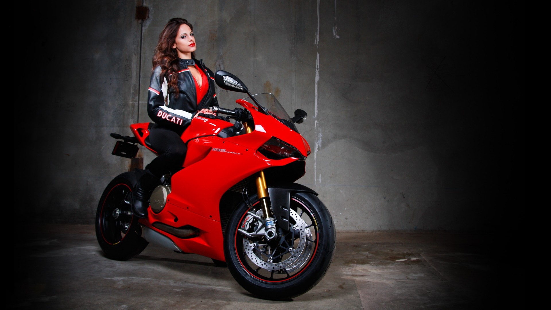 Beautiful girls and motorcycles in Naples — step in, relax, and chat live