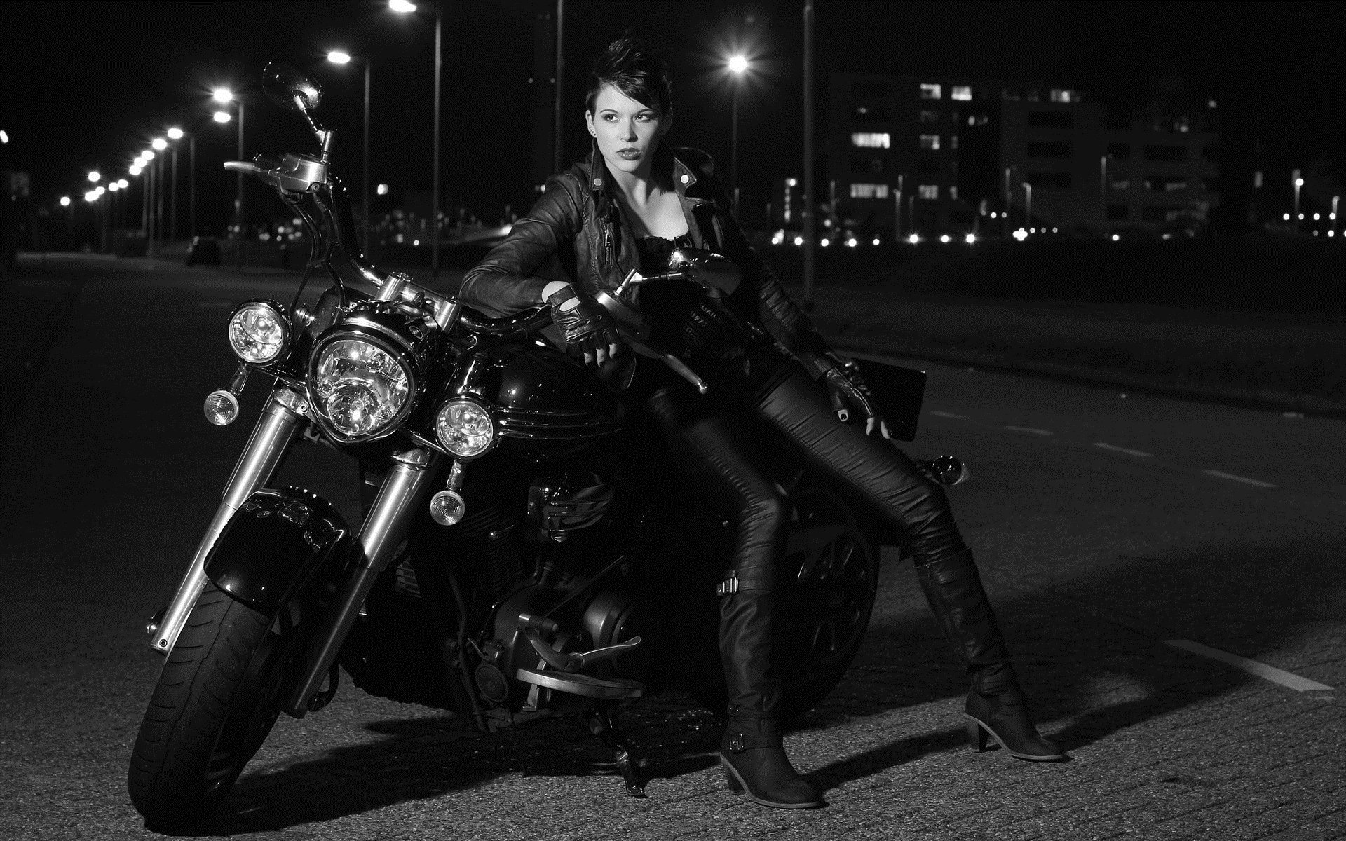 Photo Beautiful girls and motorcycles in Naples