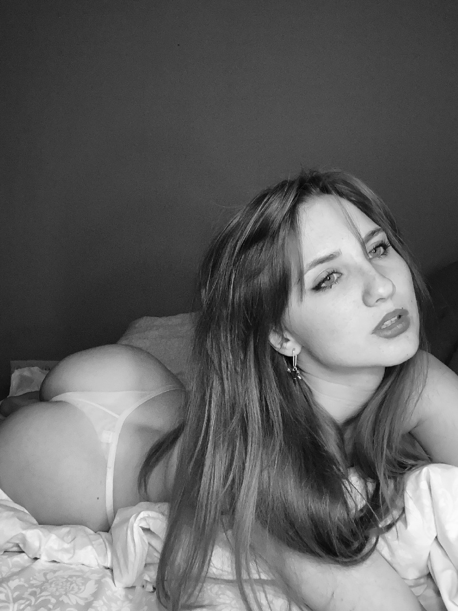 Take a pause and enjoy Nata nude — streaming from Naples