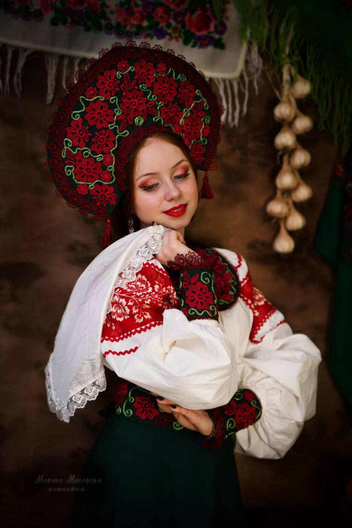 Take a pause and enjoy Women in Slavic costumes — streaming from Naples
