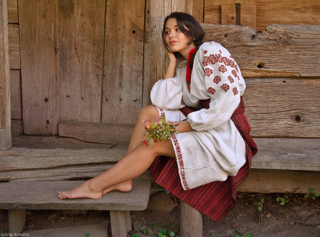 Fresh photos, fresh mood — Women in Slavic costumes online in Naples