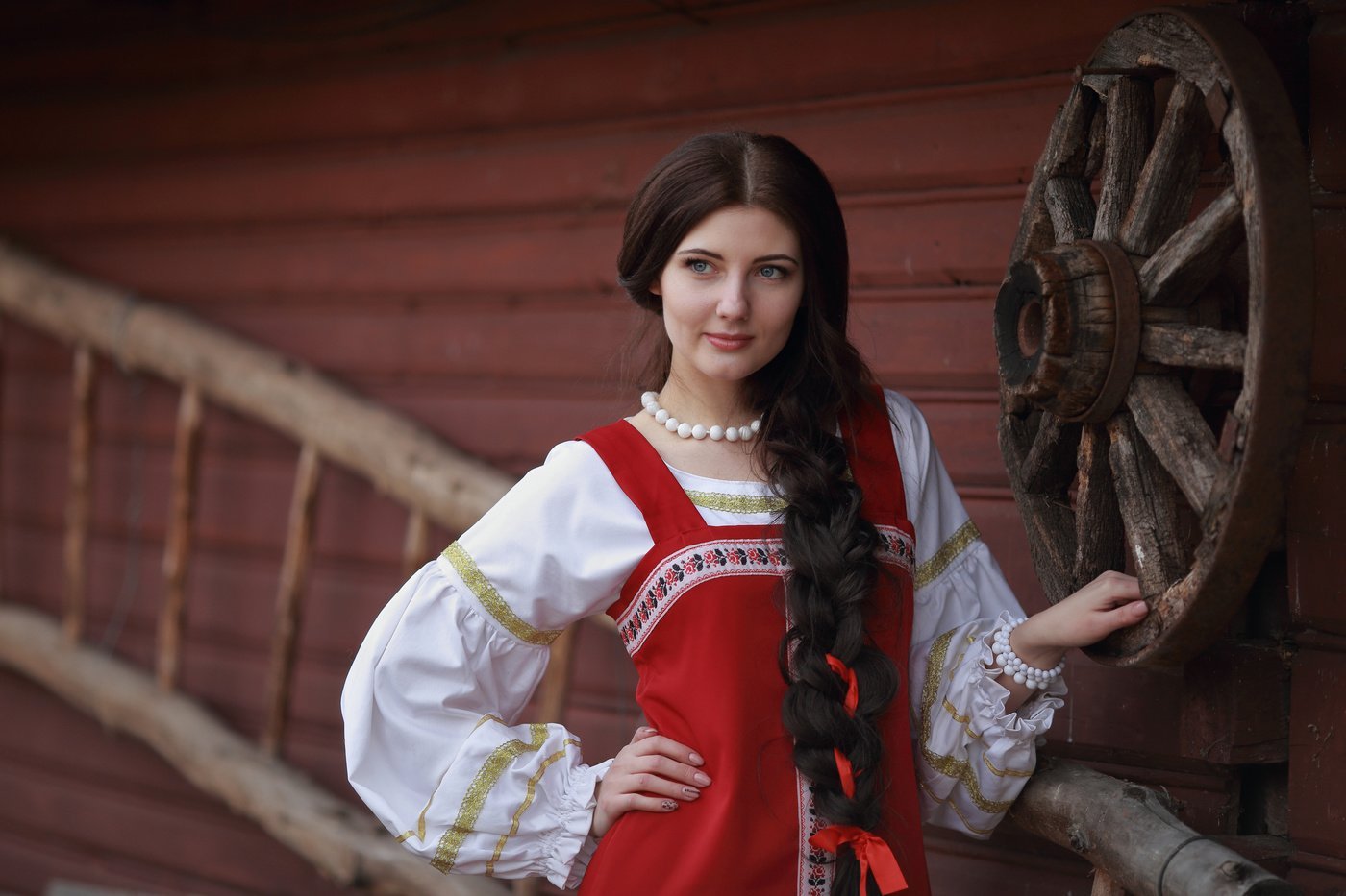 Girls in Slavic costumes’s look of the day — catch her live in Naples