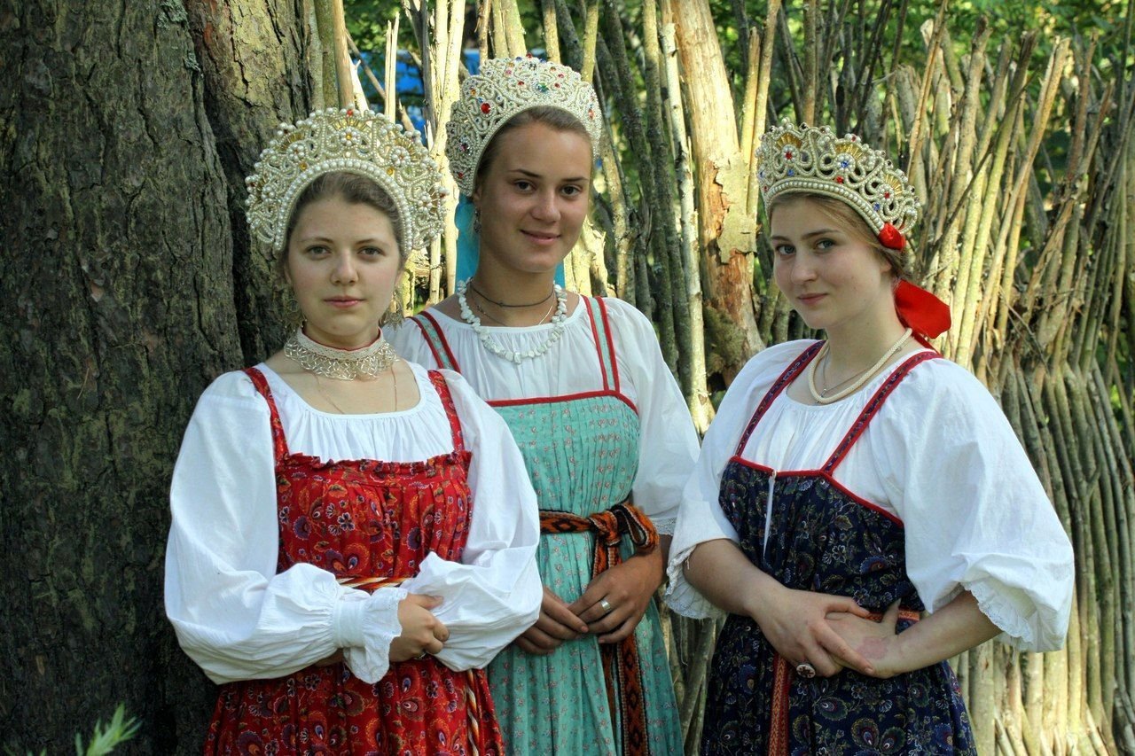 Sexy model Girls in Slavic costumes in Naples