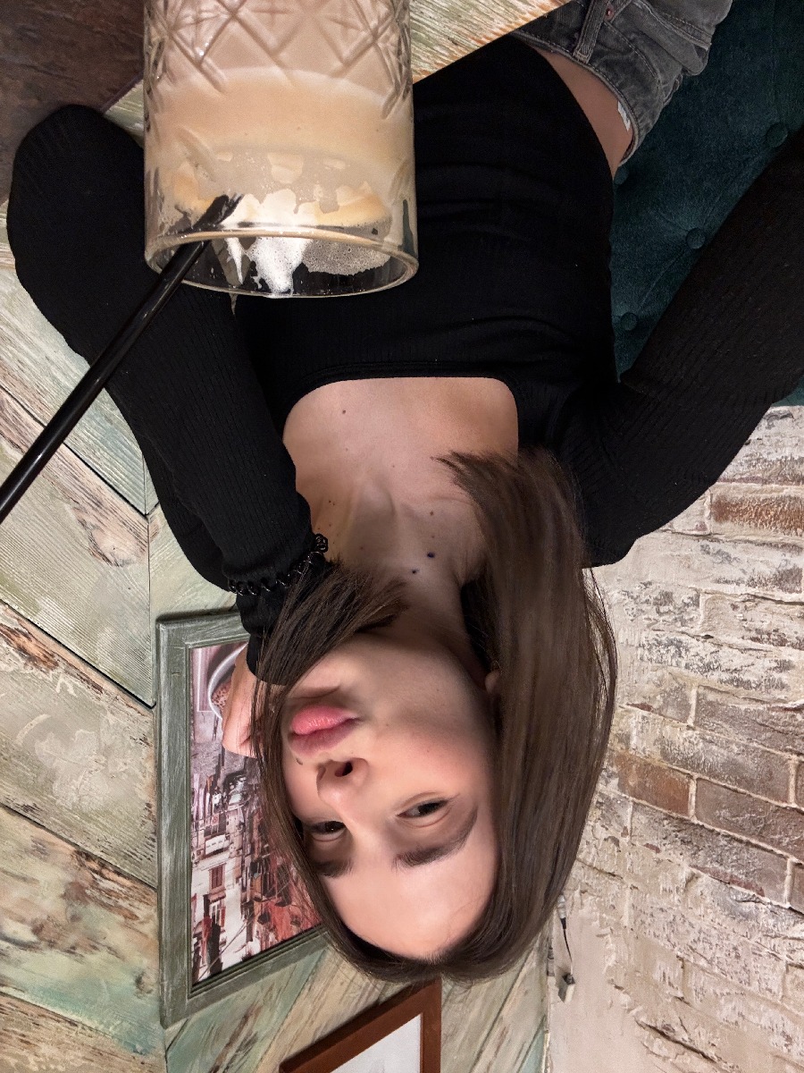 Fresh photos, fresh mood — Tina online in Naples